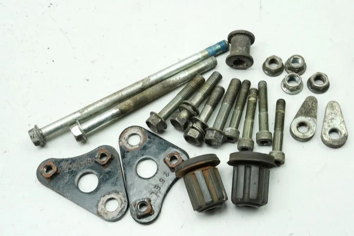 SUZUKI GSX 750 AE INAZUMA Halterung Motor Schrauben Achse Bolzen Motorhalter