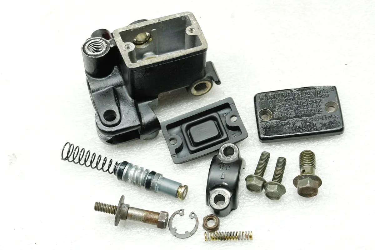 YAMAHA DT 125 R 4BL Bremszylinder vorn Bremspumpe Hauptbremszylinder