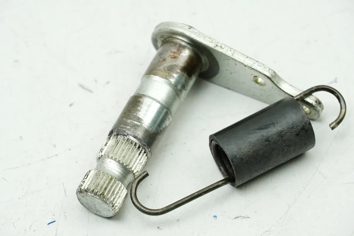 SUZUKI GSX 750 AE INAZUMA Halter Bremspedal Aufnahme Welle Fußbremspedal