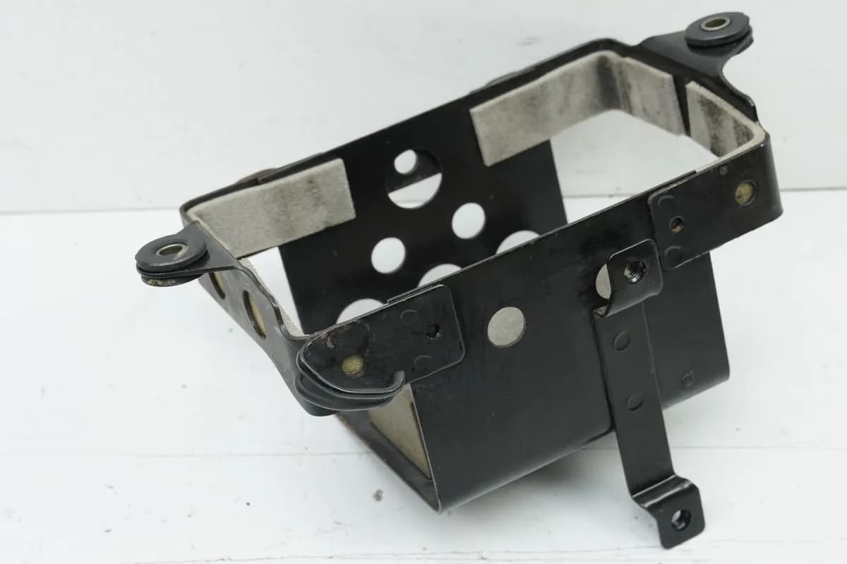 SUZUKI GSX 750 AE INAZUMA Batteriekasten Batteriefach Halter Batterie