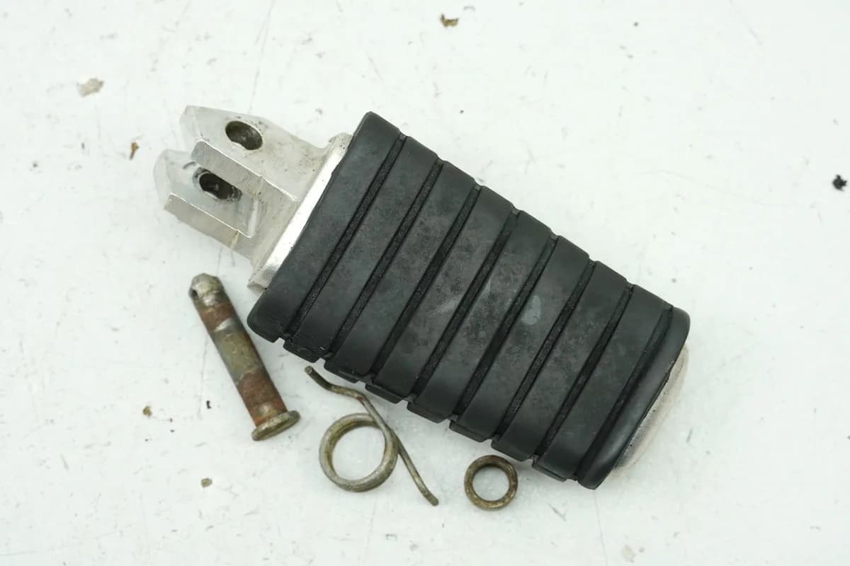 YAMAHA VMX-12 VMAX 1200 2WE Fußraste Fahrer rechts original