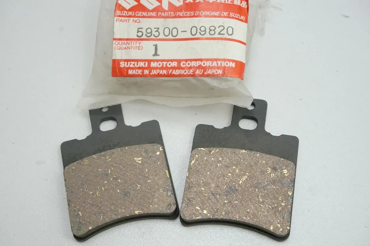 Suzuki AP50 NOS Bremsklötze Bremsbeläge 59300-09820 - NEU