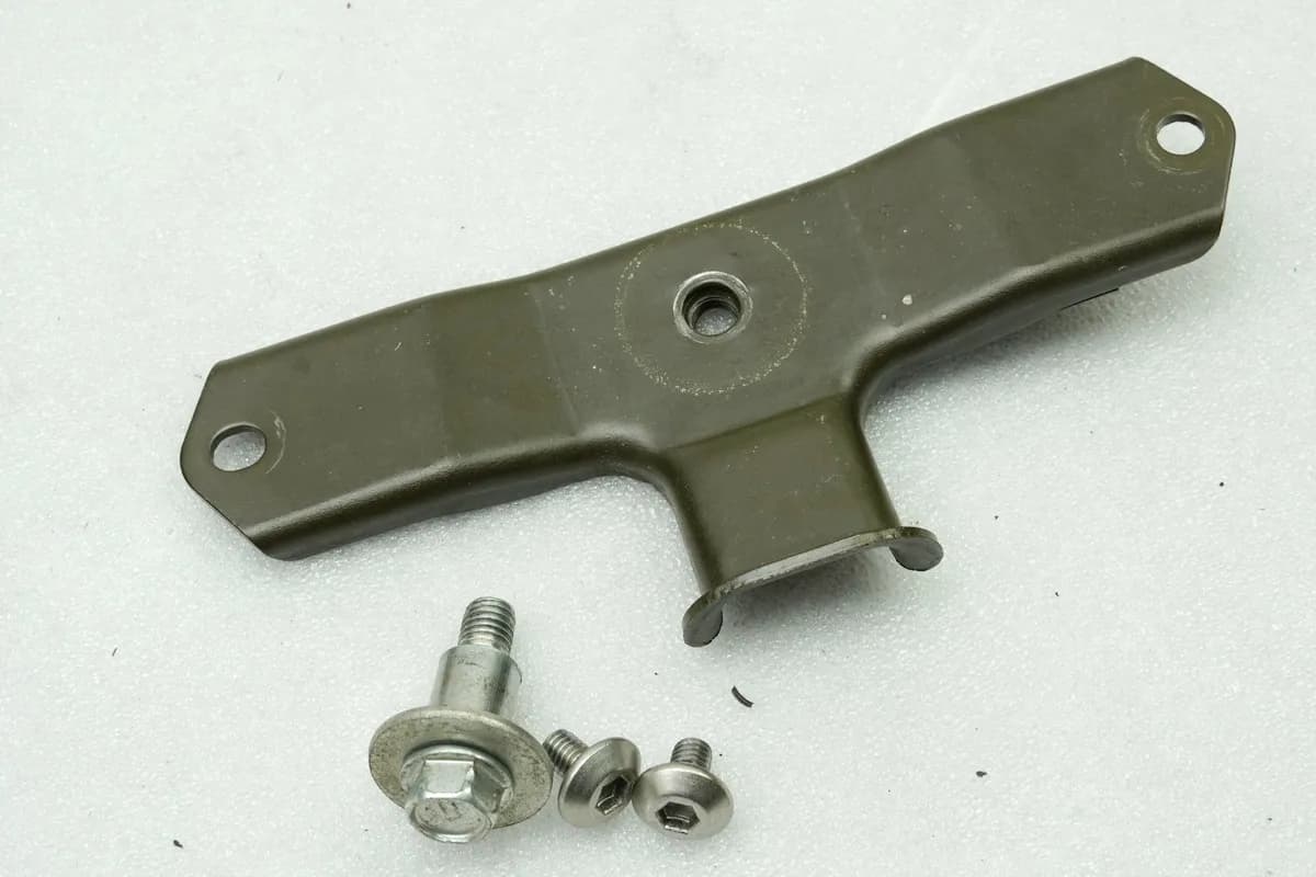 KAWASAKI Z 750 ZR750J Halterung Tank hinten Tankhalter Schraube für Rahmen 04-06