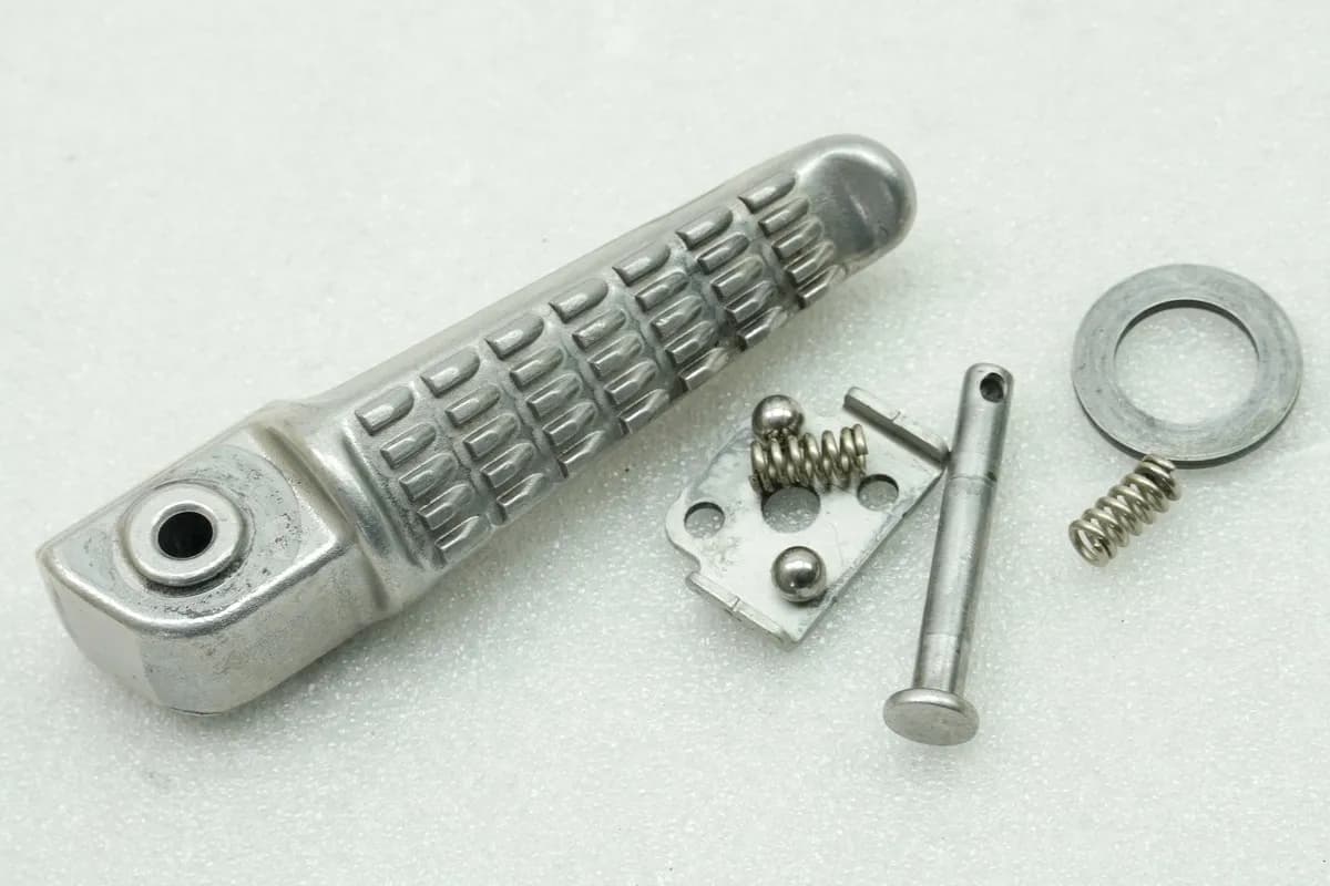 KAWASAKI Z 750 ZR750J Fußraste Sozius rechts hinten (für Fußrastenanlage) 04-06