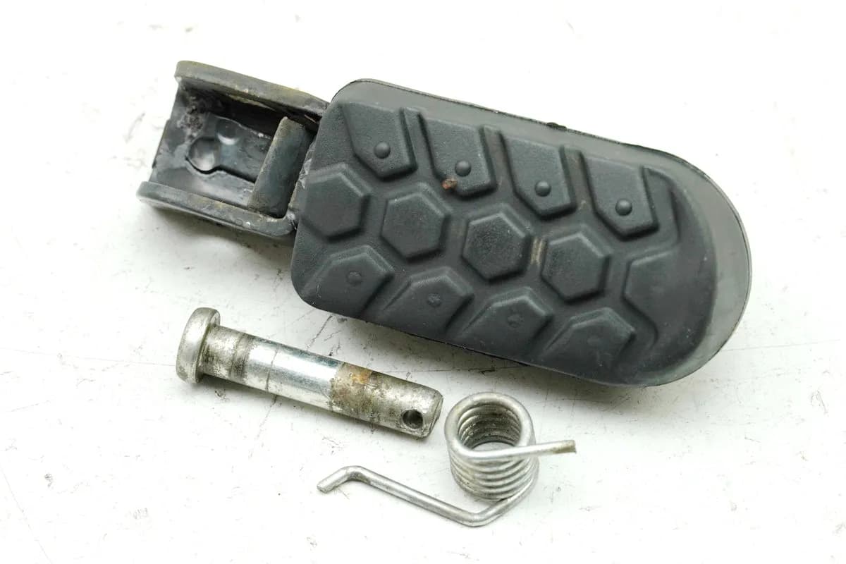 YAMAHA XT 125 X R Fußraste Fahrer rechts Footrest 8931 km