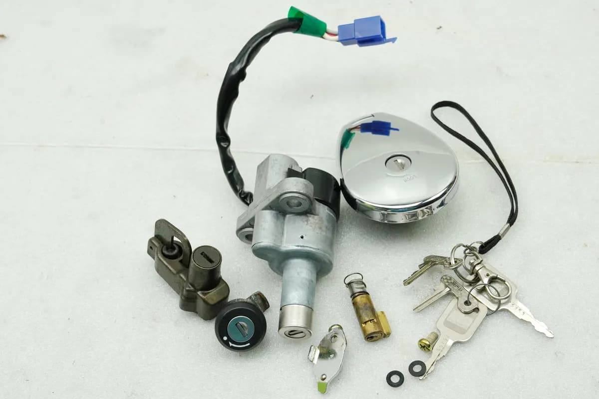 Kawasaki EL 252 EL 250 B Eliminator Schloßsatz Zündschloß 2 Schlüssel Tankdeckel