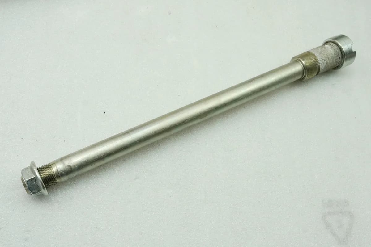 KAWASAKI Z 750 ZR750J Schwingachse Achse Schwinge (für Rahmen) 04-06