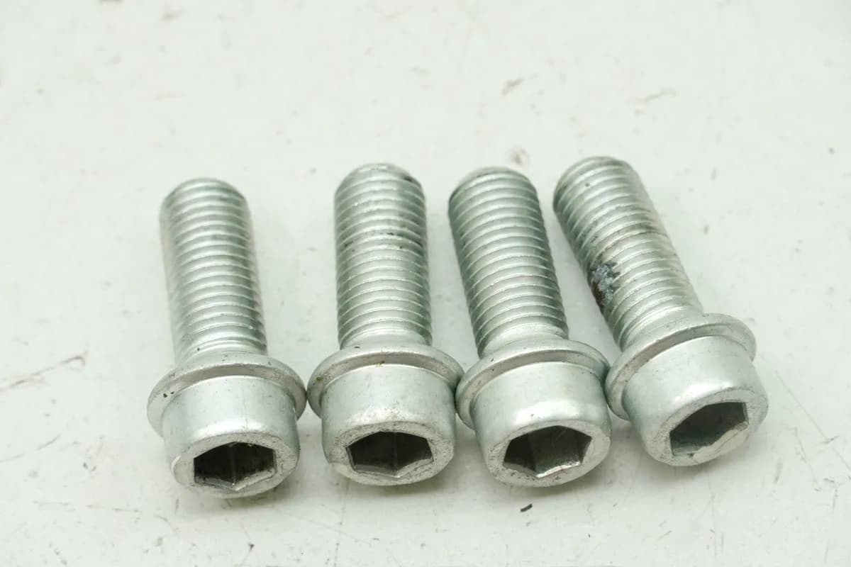 SUZUKI GSX-R 750 WVCW K8 K9 L0 600 Schrauben Heckrahmen Schraube Rahmen