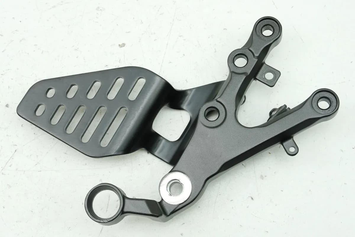 YAMAHA YZF R6 RJ11 RJ15 Fußrastenträger Fahrer rechts Halter Fußraste 2C02744300