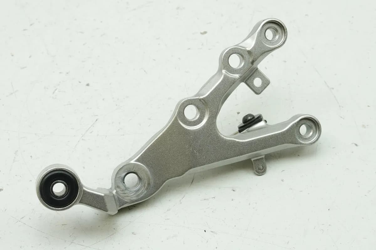 YAMAHA YZF R6 RJ11 RJ15 Fußrastenträger Fahrer rechts Halter Fußraste 2C02744300