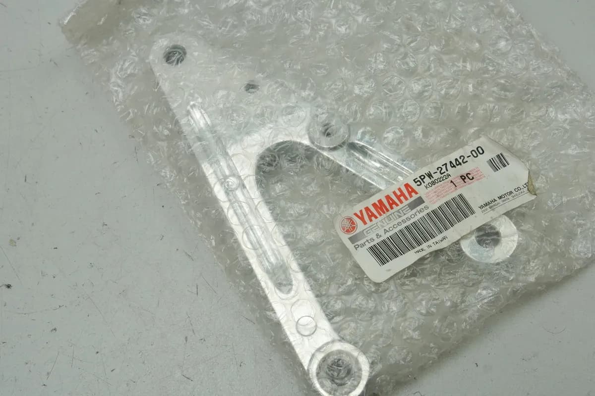 YAMAHA R1 RN09 Fußrastenträger Fahrer links Halter Fußraste Fußrastenplatte NEU