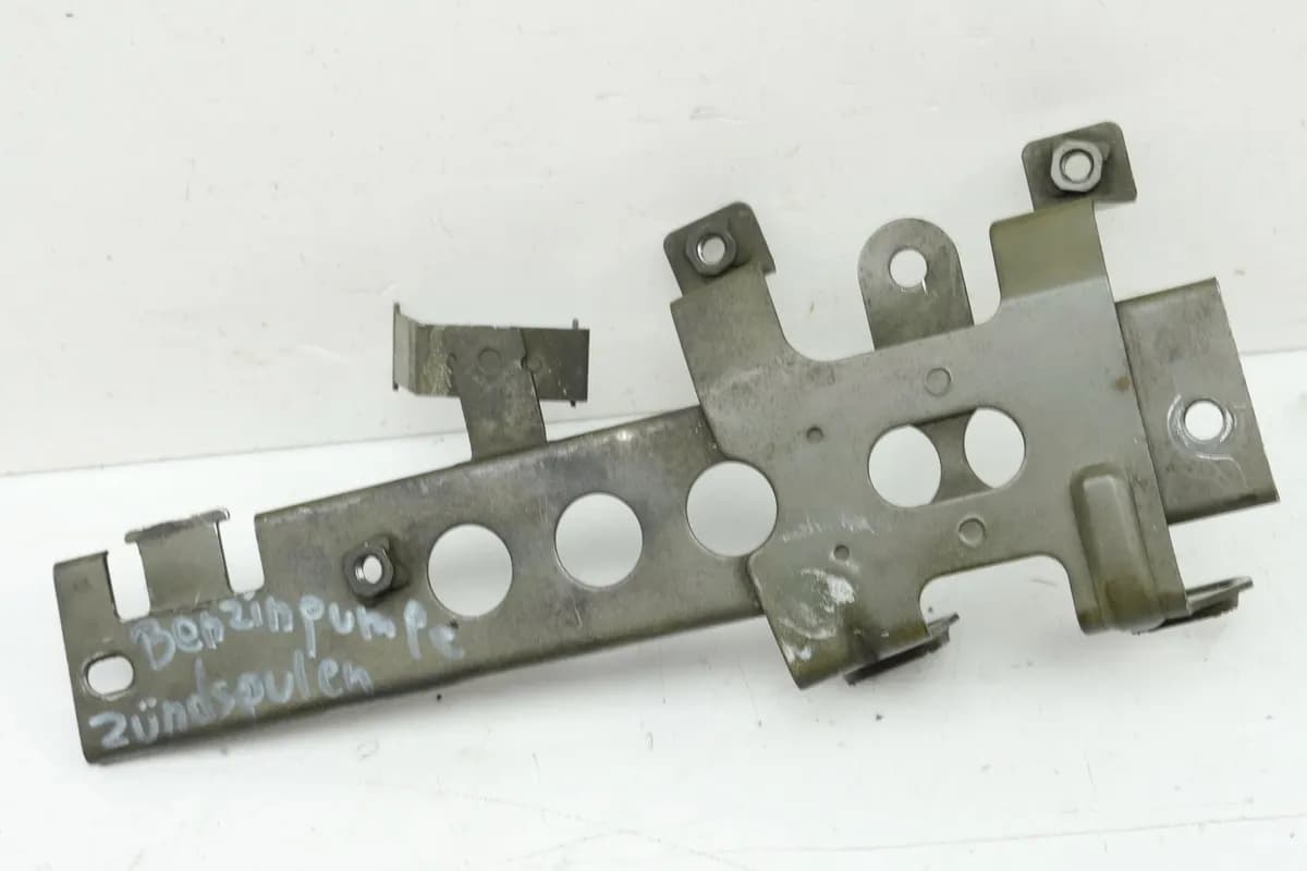 YAMAHA FZS 600 RJ02 FAZER Halterung für Benzinpumpe Zündspulen Halter Träger