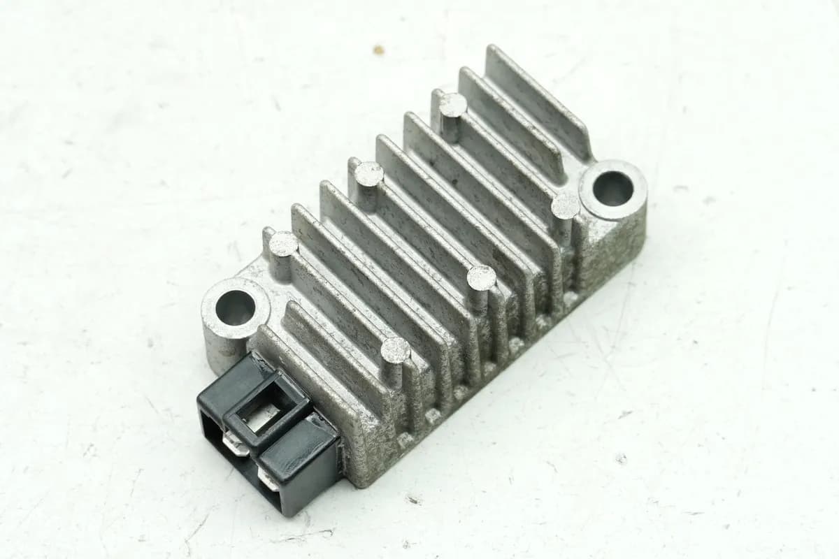 YAMAHA MT 125 A RE11 (RE29) Laderegler Regler Gleichrichter (für Elektrik Motor)