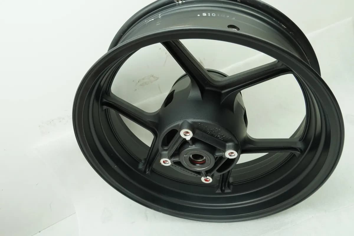 KAWASAKI Z 750 ZR750J Felge hinten Hinterrad Wheel unfallfrei J17 x MT 5.50 04-06