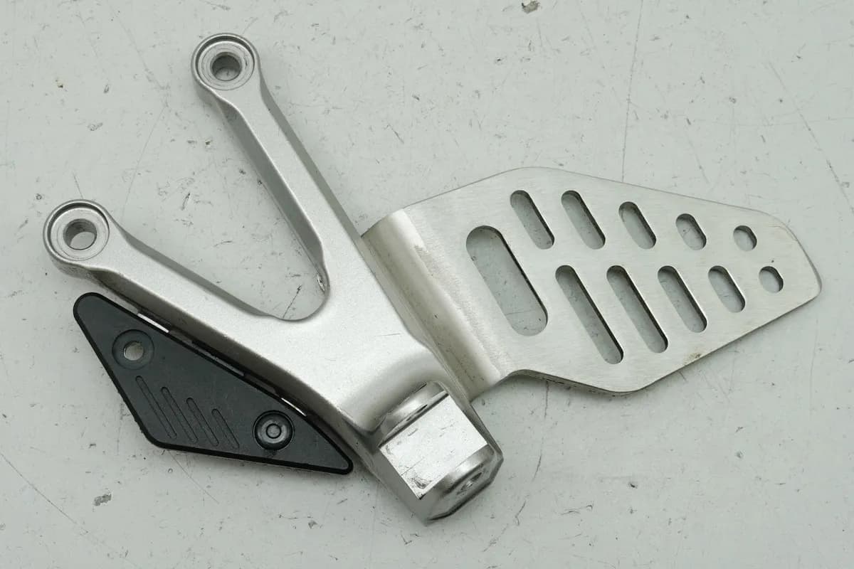 YAMAHA YZF R6 RJ11 RJ15 Fußrastenträger Fahrer links Halter Fußraste 2C0-2744200