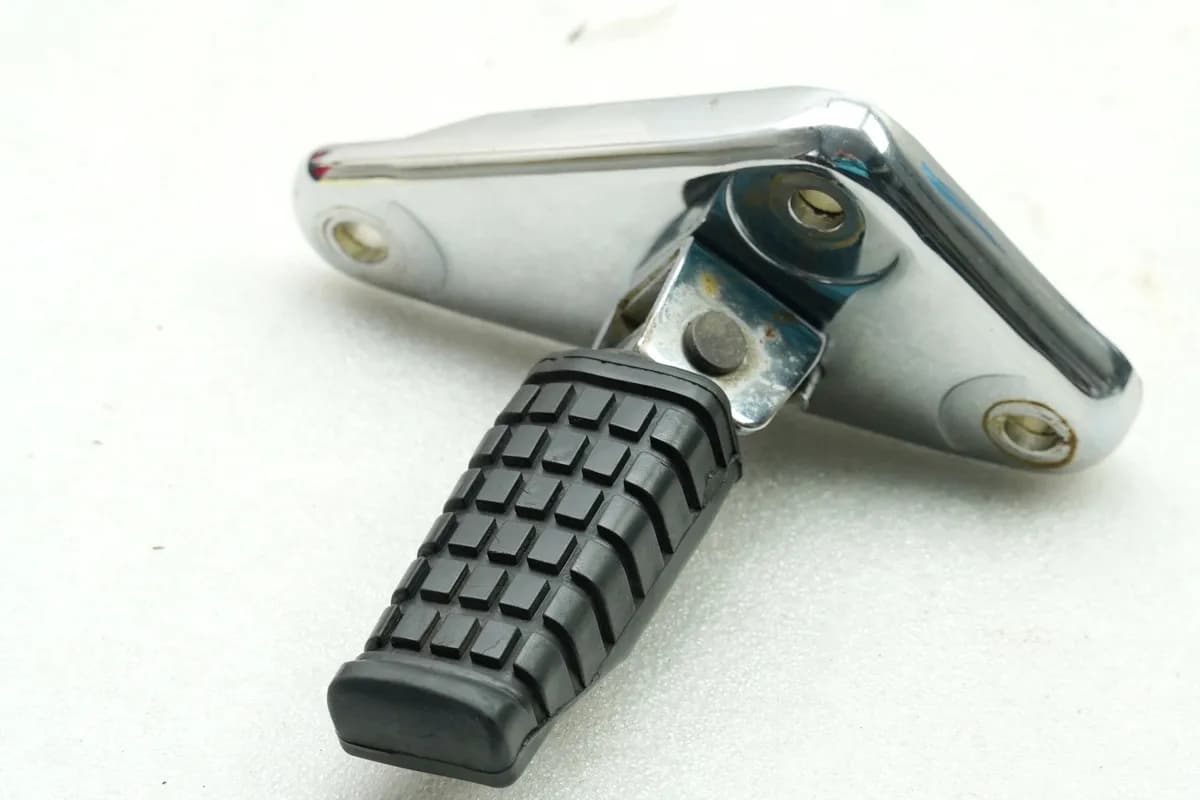 Kawasaki EL252 EL 250 B Eliminator Fußrastenanlage Sozius rechts Halter Fußraste