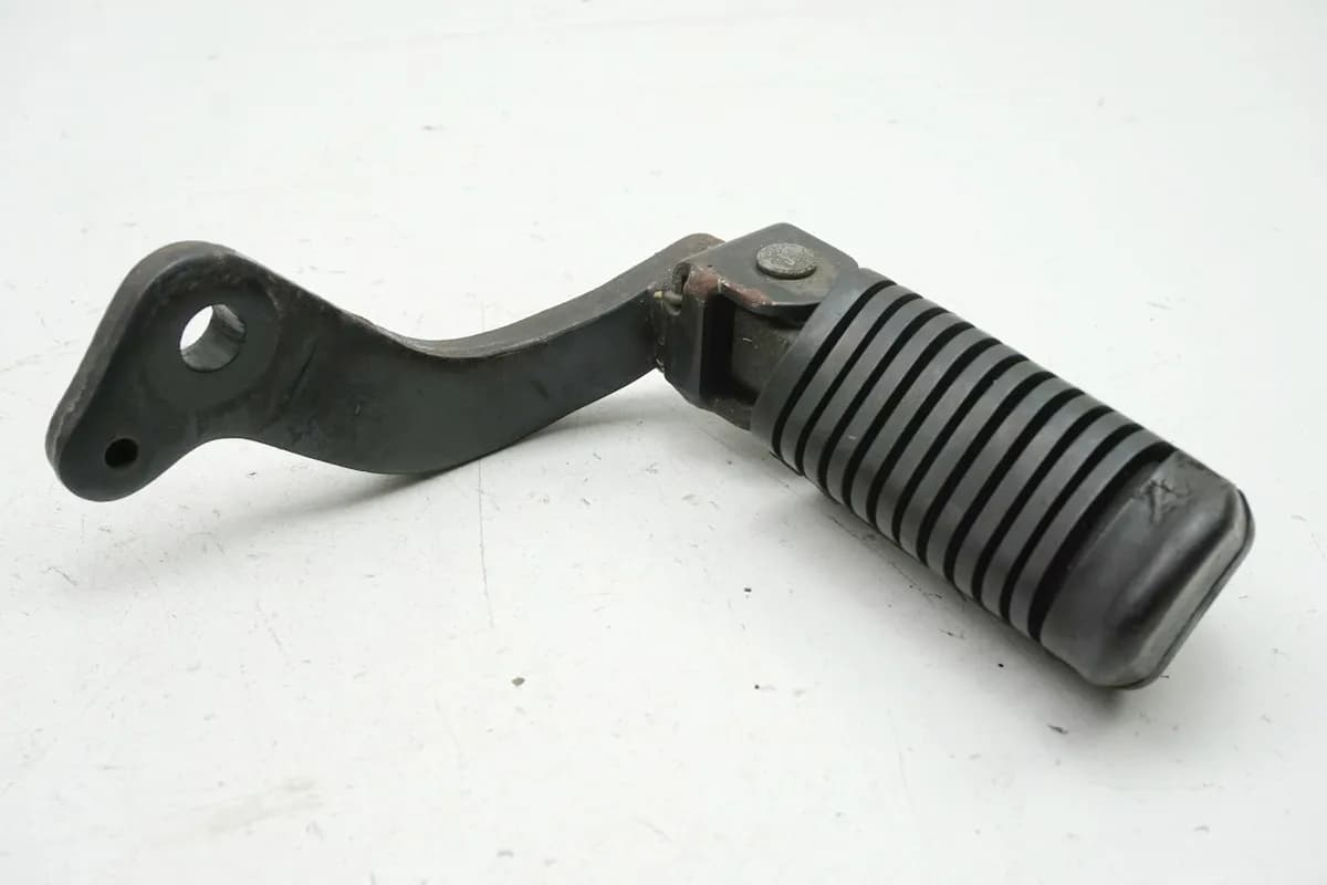 YAMAHA SR 125 10F Fußraste Fahrer rechts Halter Fußrastenplatte Träger