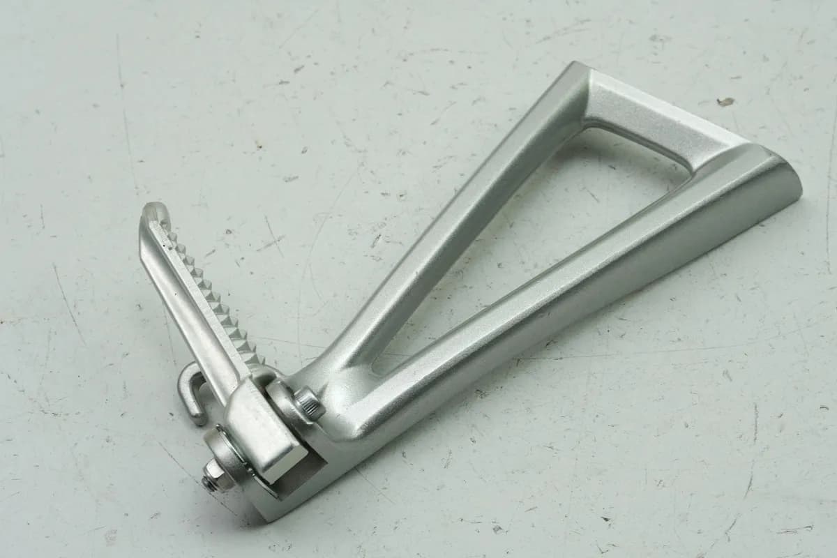 YAMAHA YZF R6 RJ11 RJ15 Fußrastenanlage Sozius rechts Halter Fußraste Platte