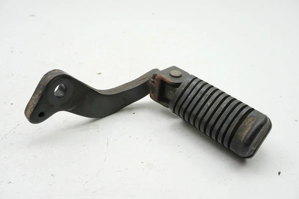 YAMAHA SR 125 10F Fußraste Fahrer rechts Halter Fußrastenplatte Träger