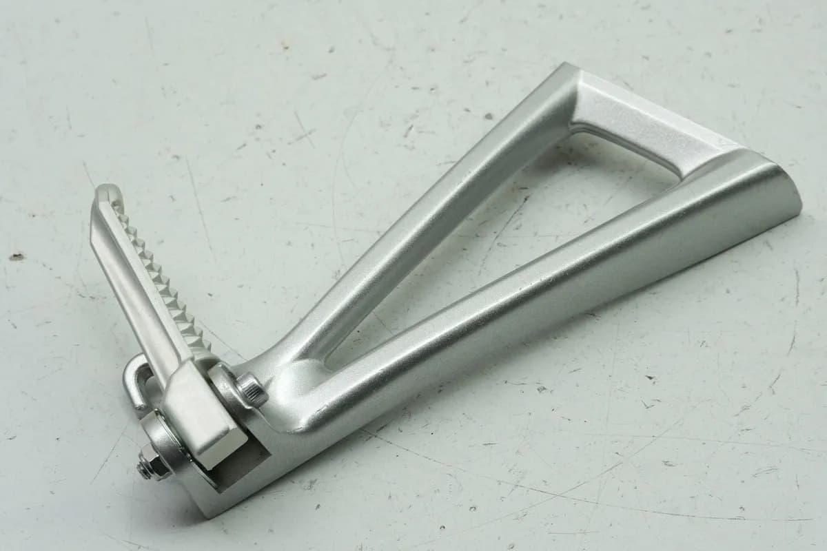 YAMAHA YZF R6 RJ11 RJ15 Fußrastenanlage Sozius rechts Halter Fußraste Platte