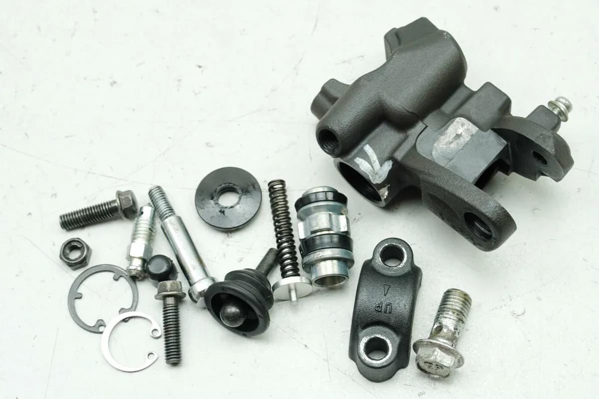 SUZUKI GSX-R 750 WVCW K8 K9 L0 600 Bremszylinder vorn Bremspumpe Nissin Radial