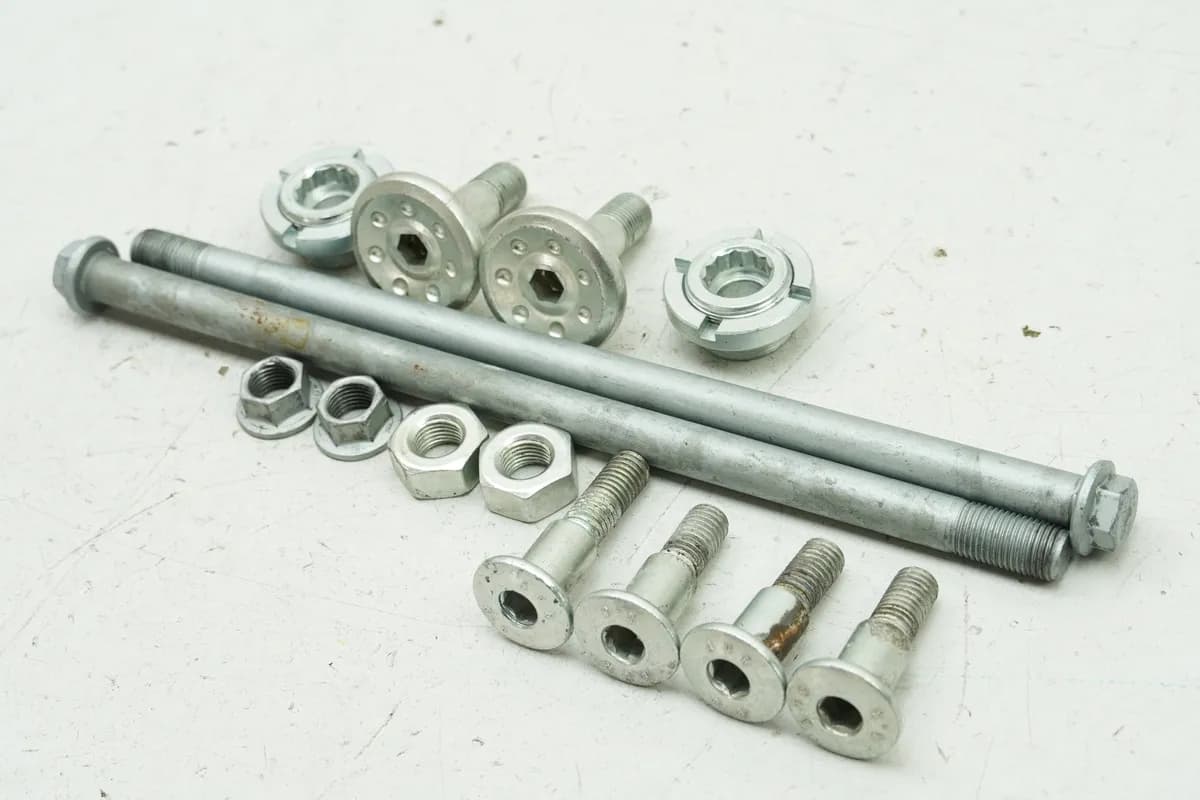 DUCATI MONSTER 696 ABS M5 Halterung Motor Achse Schrauben Motorhalter NUR 1626km