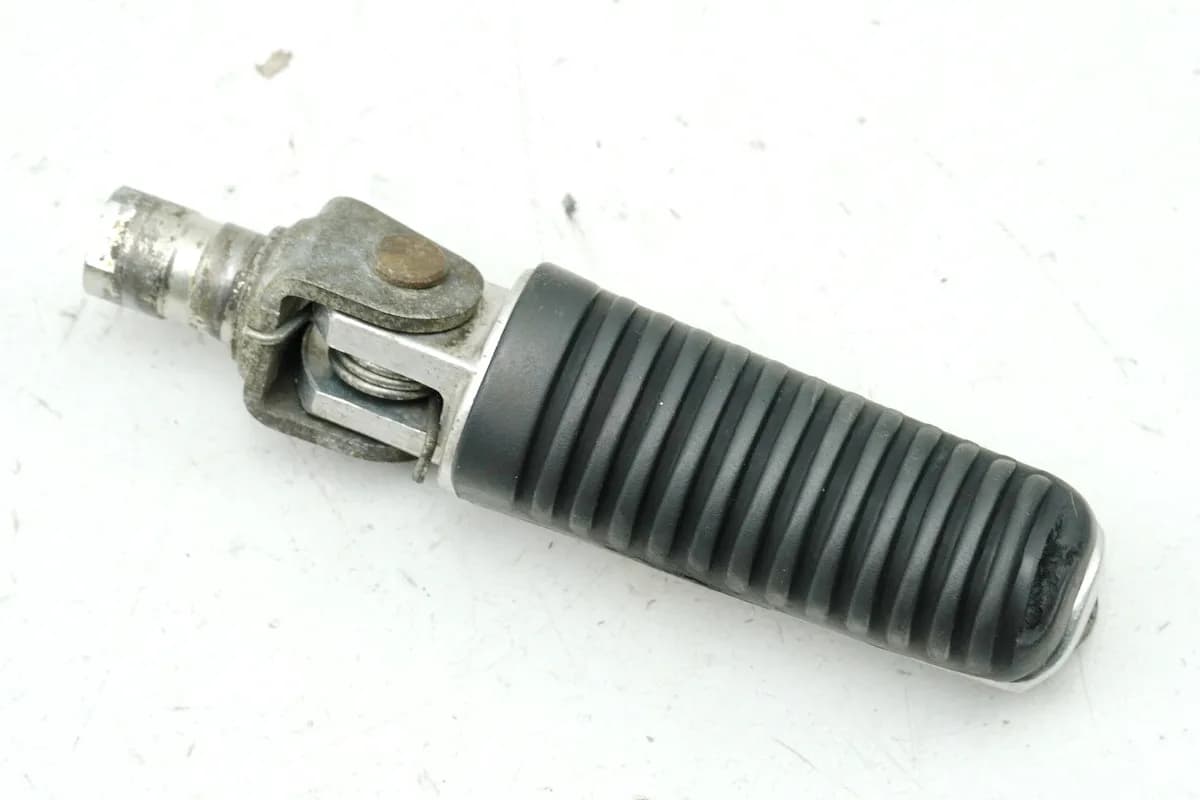 YAMAHA FZS 600 RJ02 FAZER Fußraste Fahrer rechts Halter Gelenk