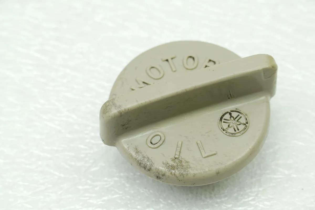 YAMAHA RD 250 1A2 Schraube Deckel Motor Einfüllstutzen Motoröl Verschluß