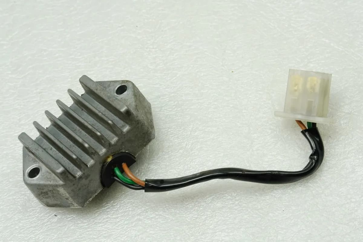 YAMAHA RD 250 1A2 Regler für Lichtmaschine TRIZ-29 12V