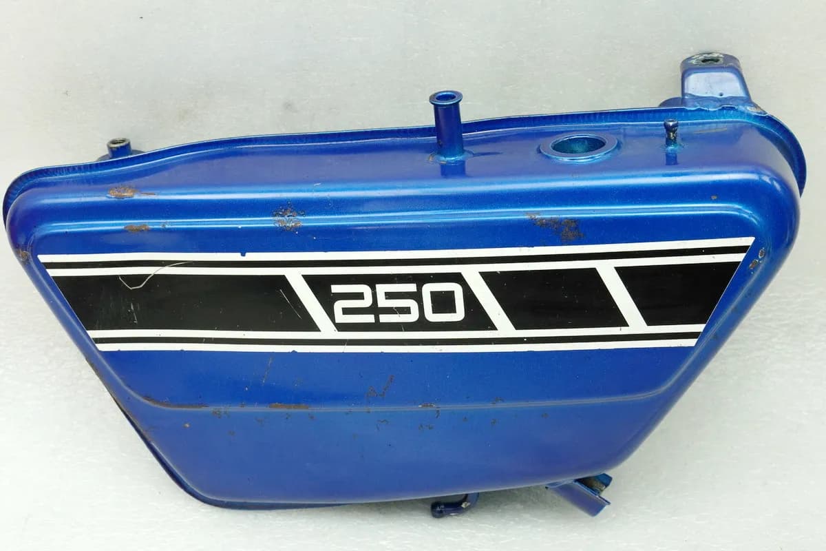 YAMAHA RD 250 1A2 Öltank Ölbehälter Abdeckung Cover Seitendeckel (für Motor)