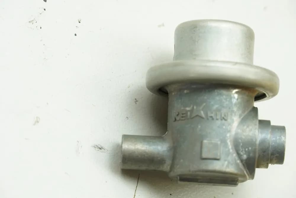 KTM 1290 SUPERDUKE R Benzindruckregler Keihin original Druckregler Kraftstoff