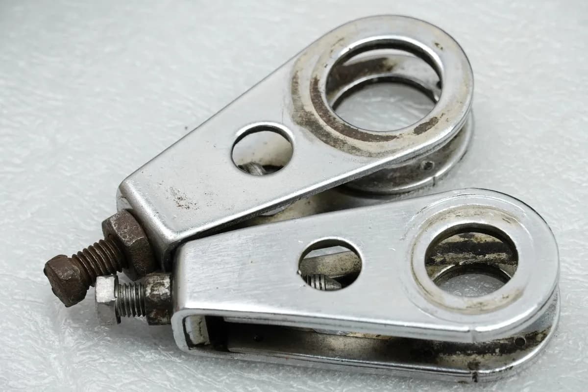 YAMAHA RD 250 1A2 Kettenspanner original (für Kette Schwinge Hinterrad)