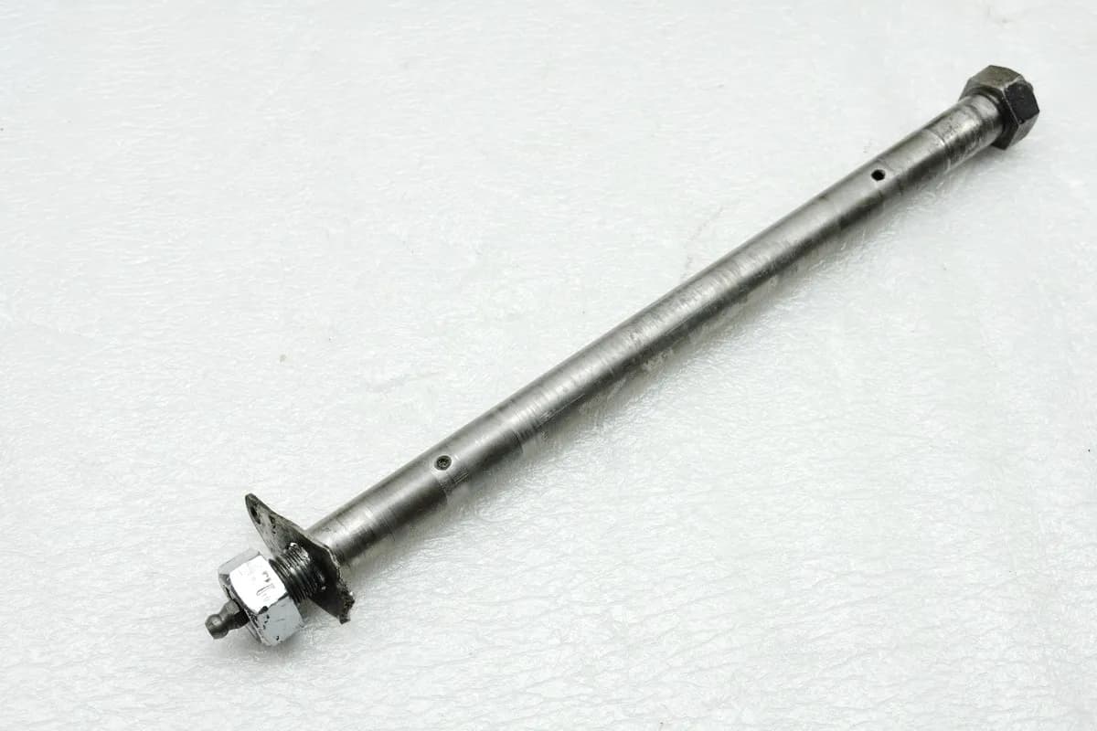 YAMAHA RD 250 1A2 Schwingachse Achse Schwinge (für Rahmen)