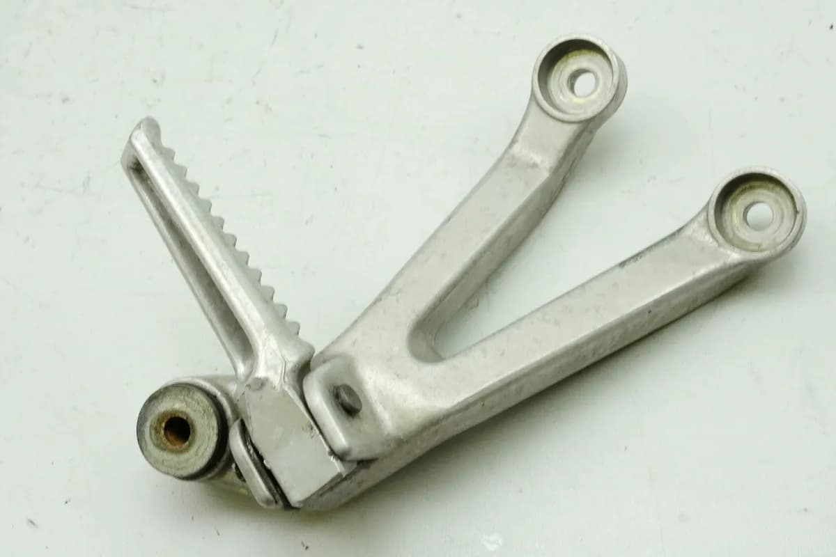 Honda CBR 900 SC28 Fußrastenanlage Sozius rechts Halter Fußraste Platte 92-95