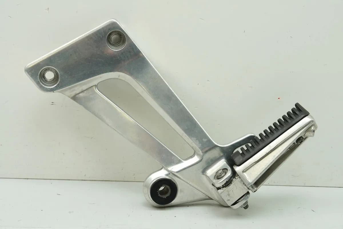 YAMAHA XJR 1300 RP02 Fußrastenanlage Sozius li. Halter Fußraste Fußrastenplatte