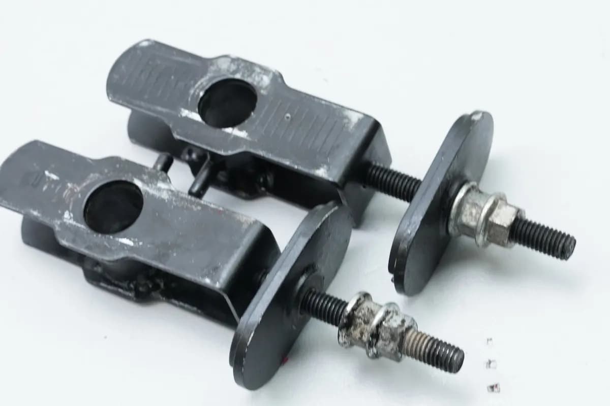 Royal Enfield Himalayan Kettenspanner Paar für Schwinge 18173 km