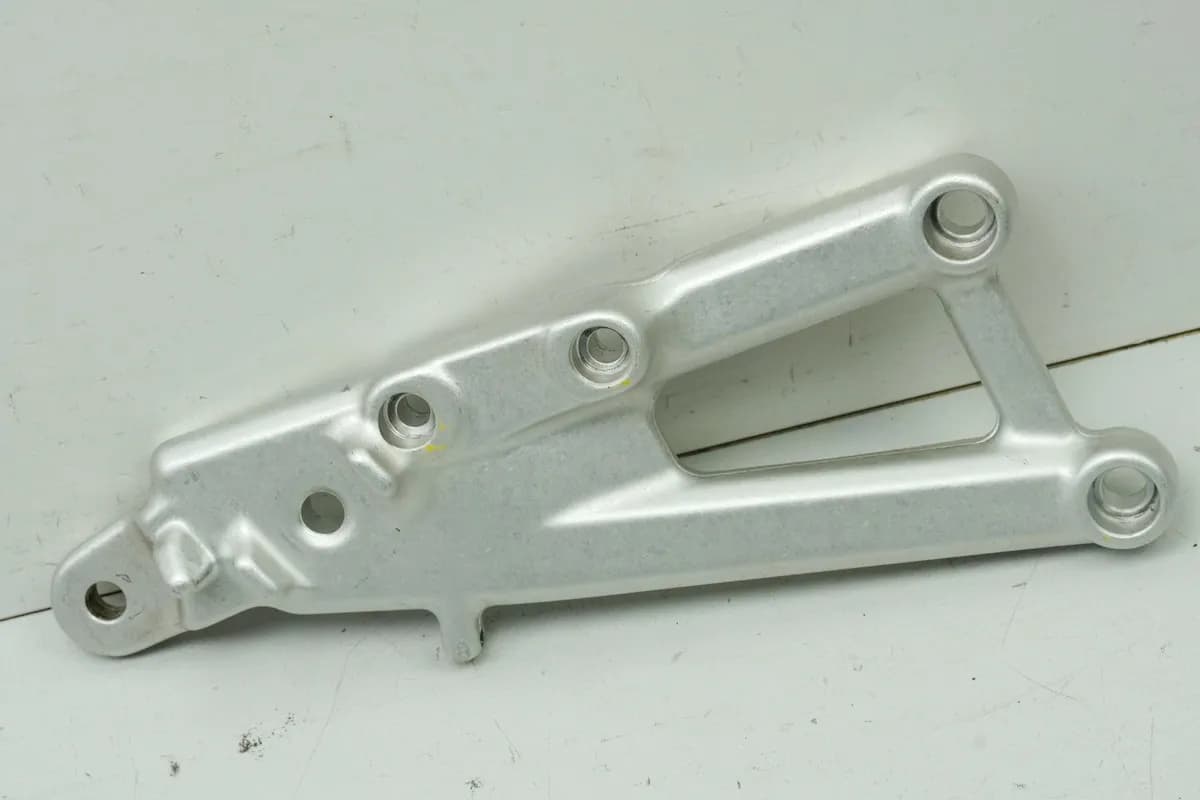 APRILIA RS 125 RS4 ZD4TW Fußrastenträger Fahrer rechts Halter Fußraste Platte