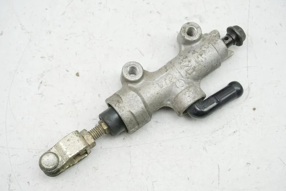 KAWASAKI ZR7 ZR750F Bremszylinder Bremspumpe Fußbremszylinder