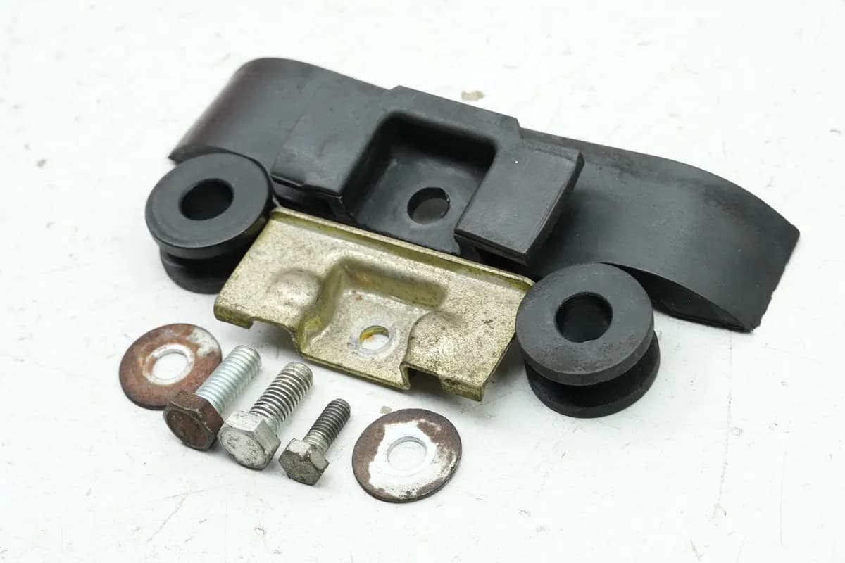 YAMAHA TDR 125 3XE Belgarda Halterung Tank Gummis Tankhalter Schrauben Platte