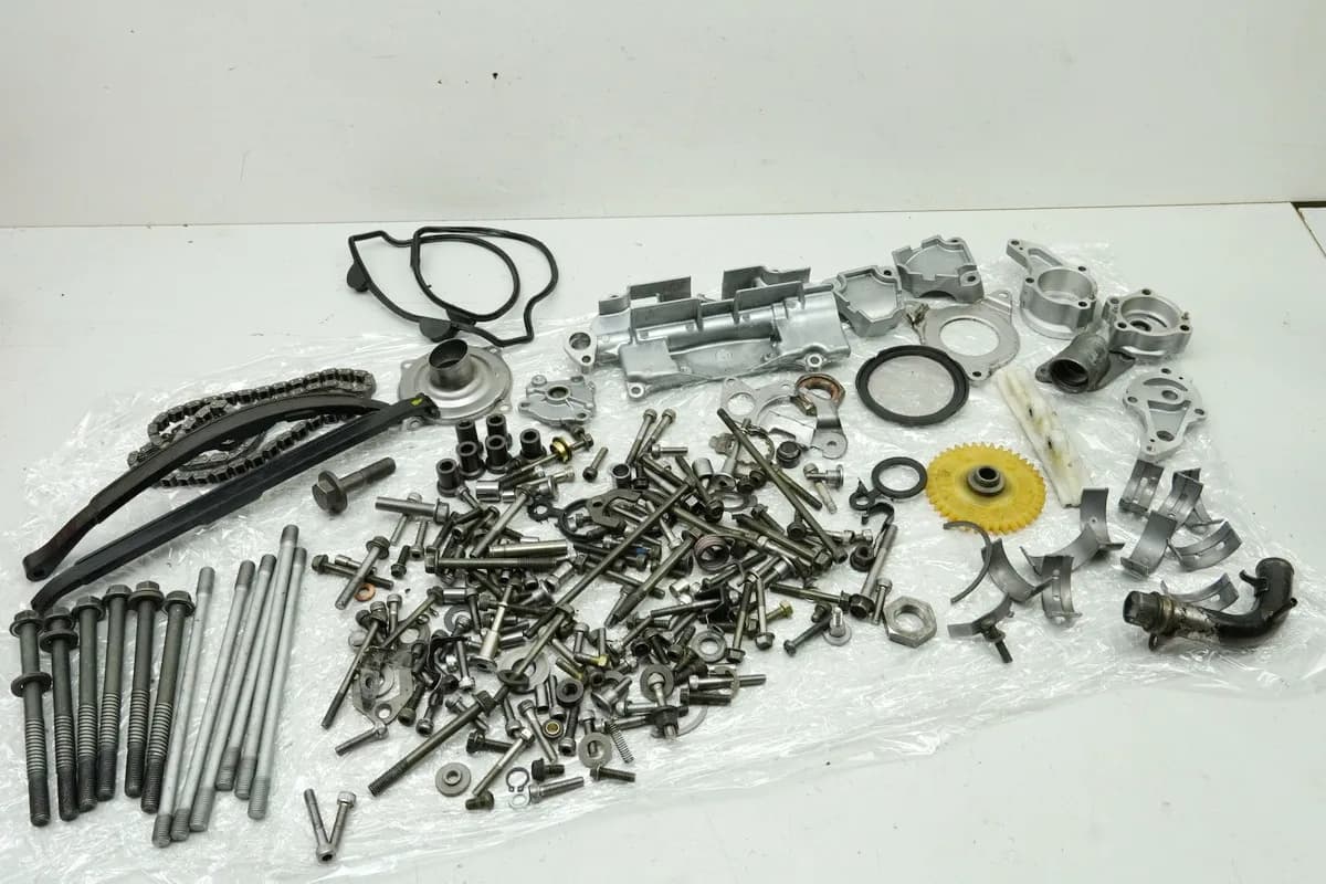 YAMAHA TDM 900 RN08 Schrauben Kleinteile Muttern Halter (für Motor Motorgehäuse)