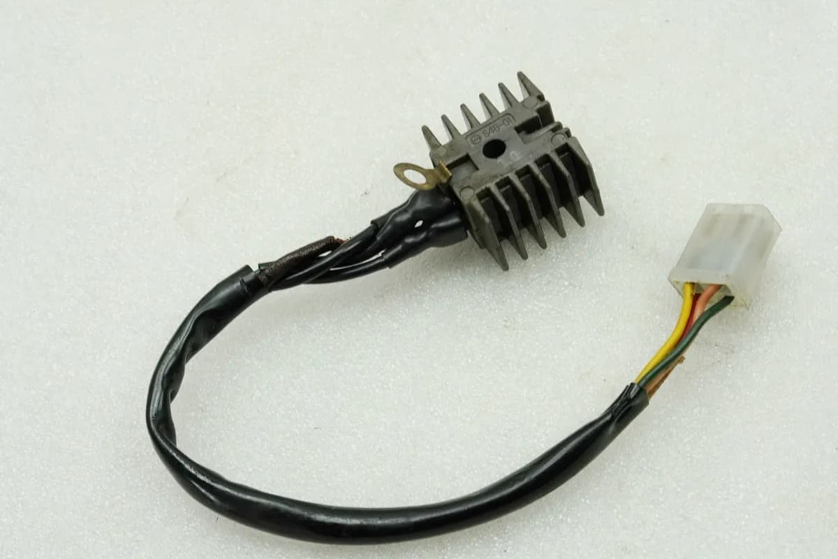 HONDA CB 250 G CB250G Regler Gleichrichter Spannungsregler original 74-77