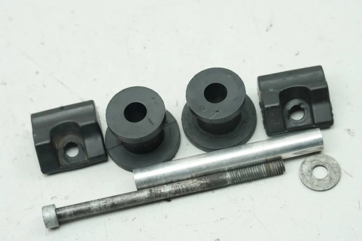 BMW R nine T Urban G/S 0J41 Halterung Tank hinten Schraube Gummi Tankhalter