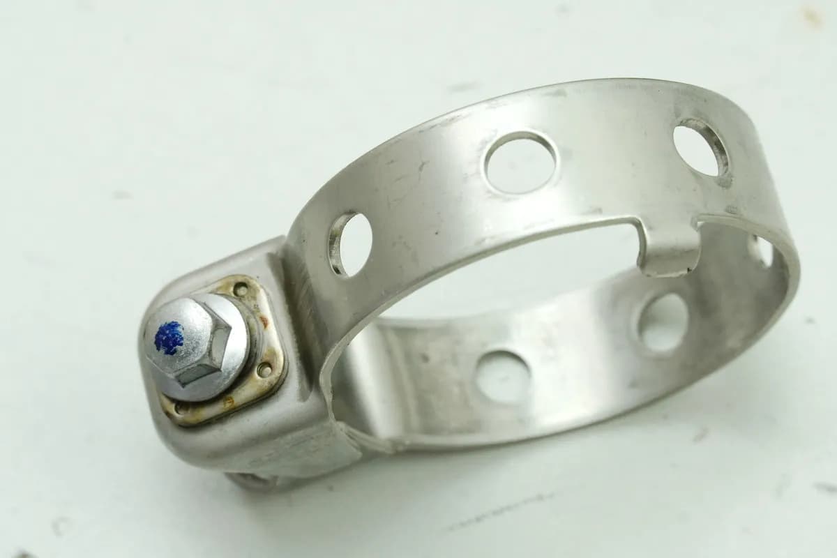 YAMAHA FZ8 N RN25 Schelle Auspuff zu Krümmer Halteschelle Band für Abgaskrümmer