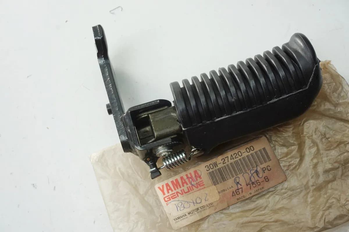 Yamaha Fußraste Fahrer rechts Footrest original 30W-27420-00 RD75LC - NEU