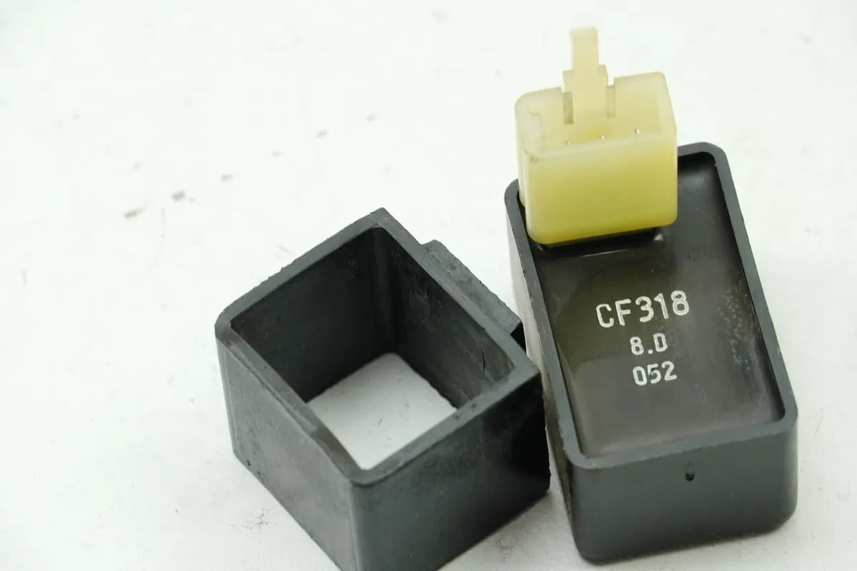 HONDA NTV 650 RC33 REVERE Relais Benzinpumpe CF318 Absperrelais Benzin