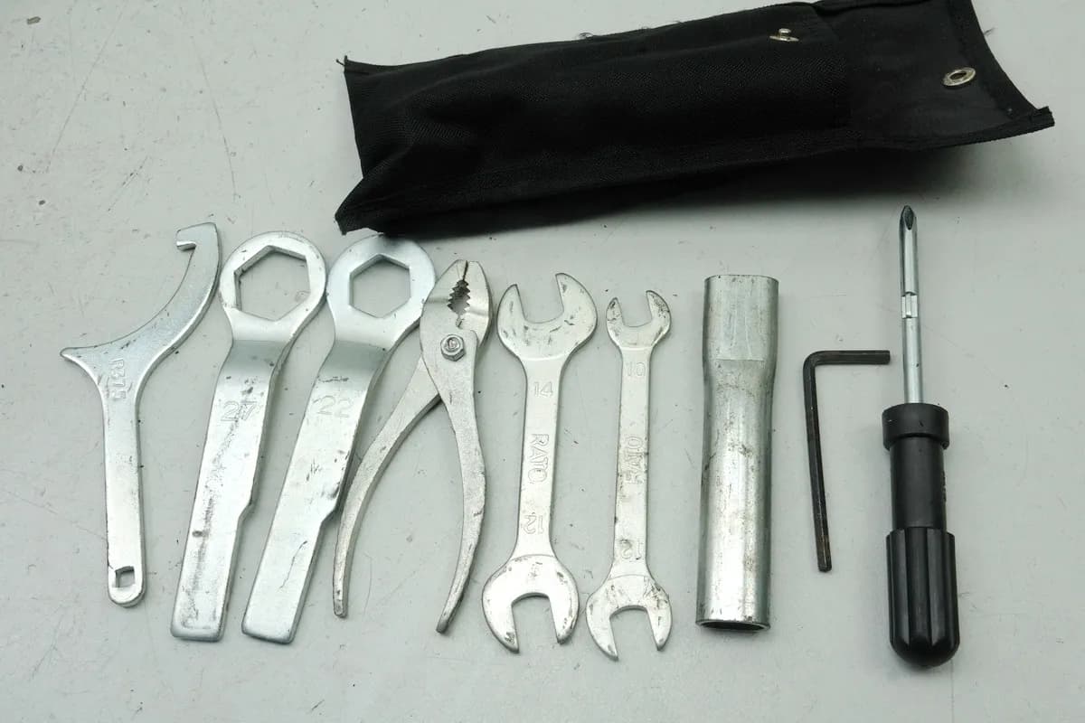 KAWASAKI Z 650 ER650HA2 Bordwerkzeug original Werkzeug (für Rahmen Motor)