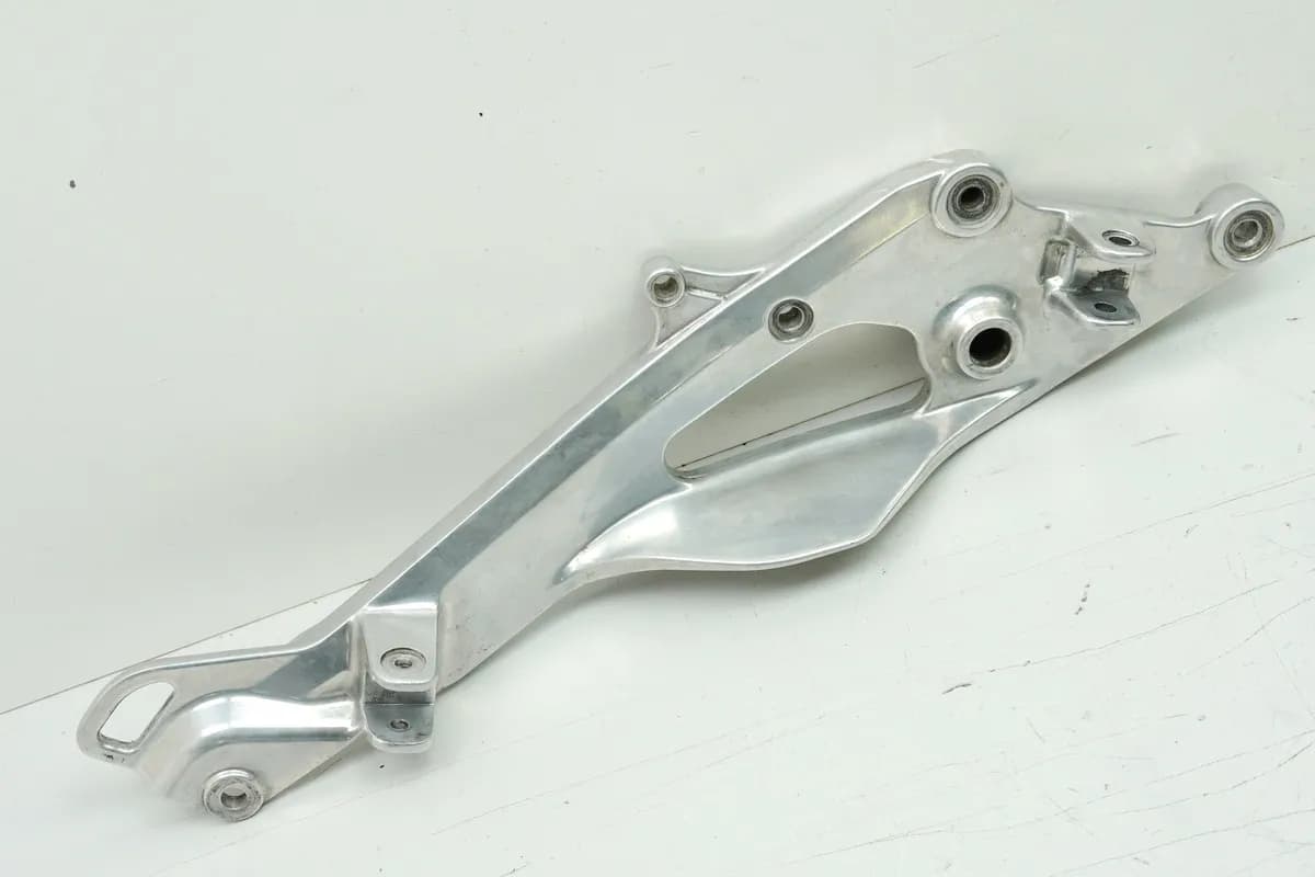 YAMAHA TDM 900 RN08 Fußrastenplatte rechts Halter Fußraste Fußrastenträger