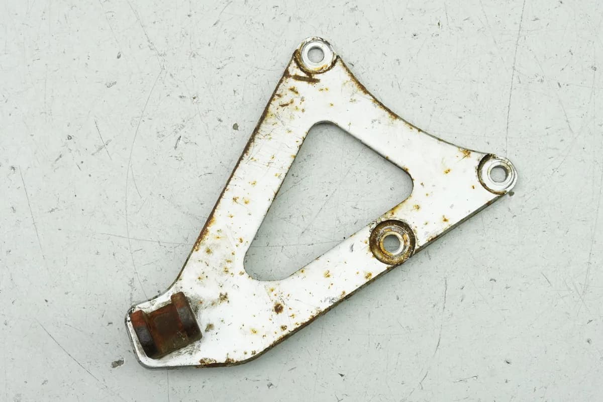 SUZUKI RG 80 GAMMA NC11A Fußrastenplatte Fahrer rechts Halter Fußraste Träger