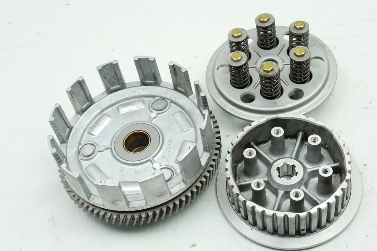 SUZUKI GS 500 E GM51B Kupplung Kupplungskorb Nabe Druckplatte