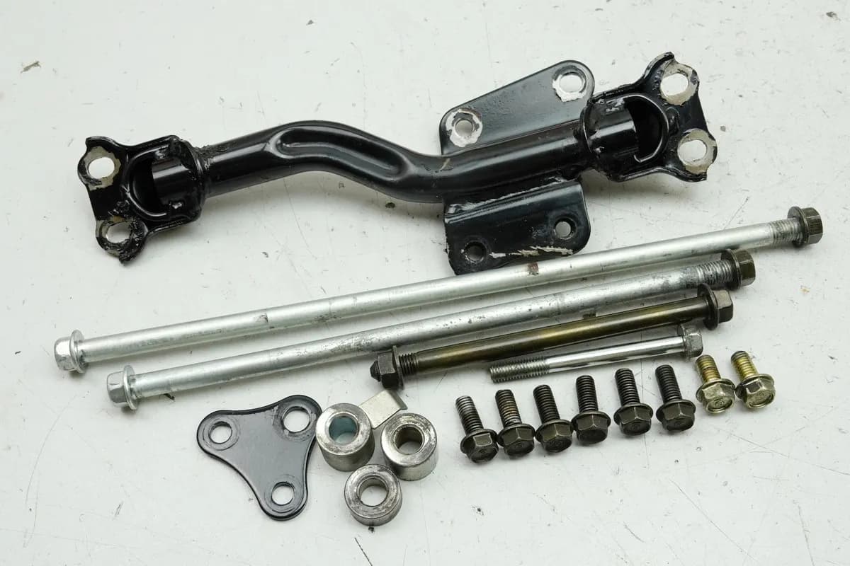 HONDA NTV 650 RC33 REVERE Halterung Motor Achse Schrauben Bolzen Träger Halter